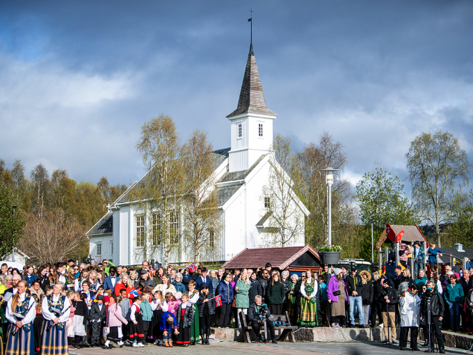 Svært mange av de 1500 innbyggerne i Hattfjelldal var møtt fram for å møte Kongen og Dronningen.  Foto: Annika Byrde / NTB